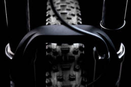 mountainbike detail eines schwarzen vor schwarzem Hintergrund