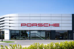Architekturaufnahme des Porsche Zentrums in Lüneburg fotografiert von Thorsten Scherz